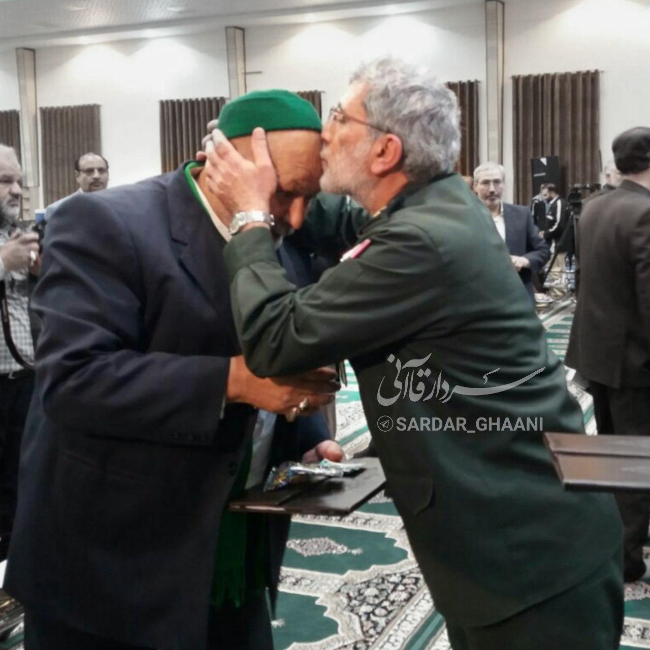 بوسه سردار اسماعیل قاآنی بر پیشانی پدر شهید مدافع حرم