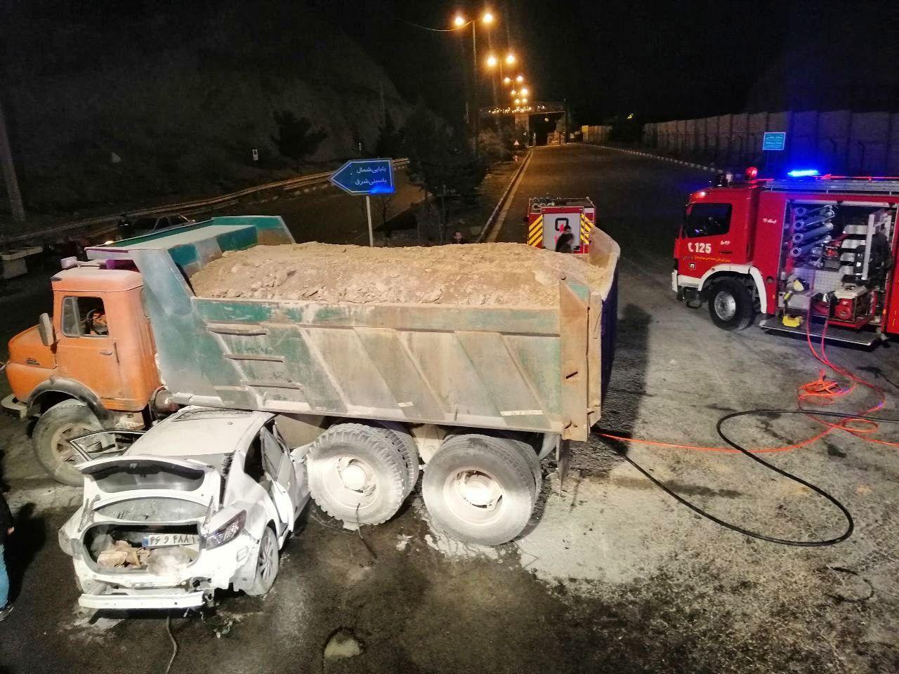 فوت یک تن در تصادف مزدا ۳ با کامیون در بزرگراه شهید بابایی فوت یک تن در تصادف مزدا ۳ با کامیون در بزرگراه شهید بابایی