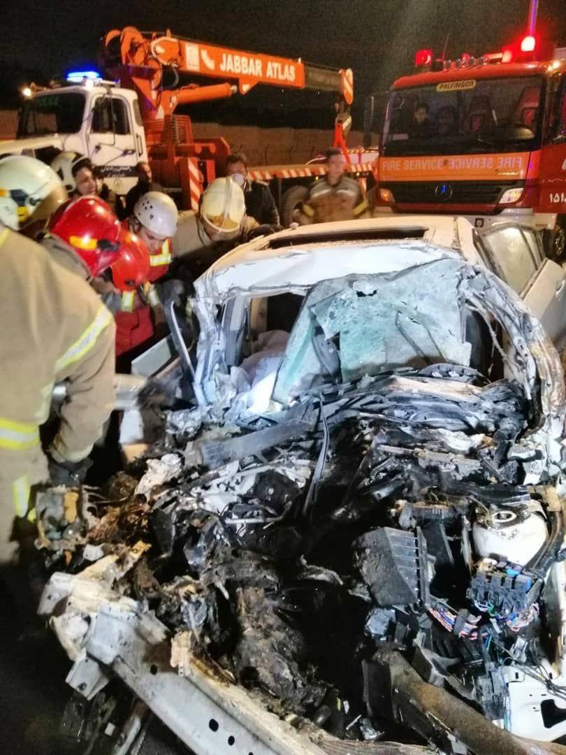 فوت یک تن در تصادف مزدا ۳ با کامیون در بزرگراه شهید بابایی فوت یک تن در تصادف مزدا ۳ با کامیون در بزرگراه شهید بابایی