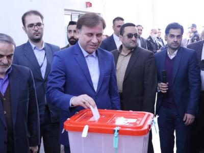 استاندار گیلان رای خود را به صندوق انداخت