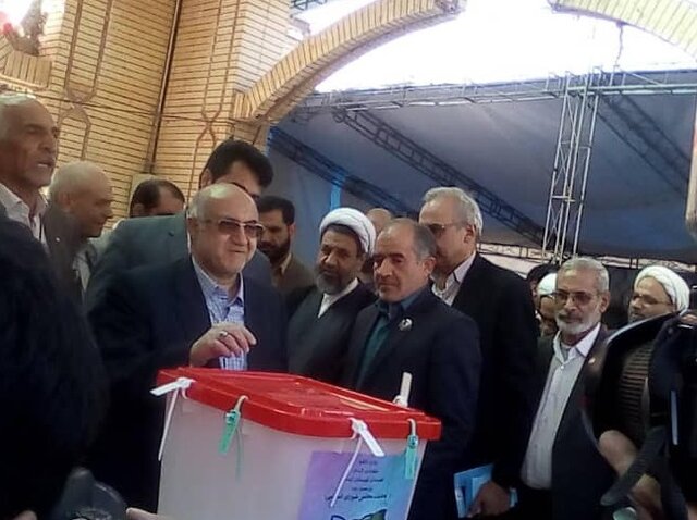 استاندار کرمان رای خود را به صندوق انداخت
