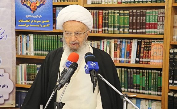 آیت الله مکارم شیرازی رای خود را به صندوق انداخت آیت الله مکارم شیرازی رای خود را به صندوق انداخت