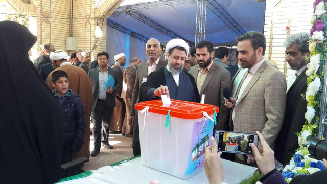 آغاز فرایند رای گیری انتخابات یازدهمین دوره مجلس شورای اسلامی در کرمان/حضور مسئولین استان در صف رای دهندگان