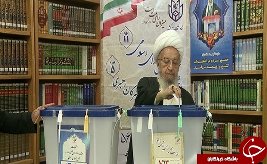 آیت الله مکارم شیرازی رای خود را به صندوق انداخت آیت الله مکارم شیرازی رای خود را به صندوق انداخت
