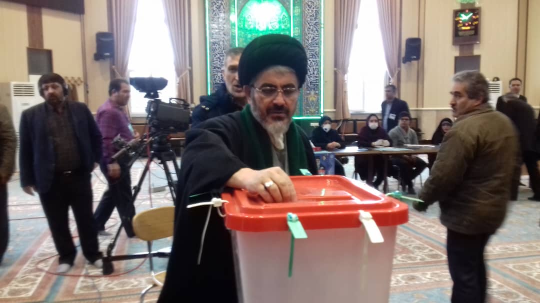 نماینده ولی فقیه در آذربایجان غربی رای خود را به صندوق انداخت