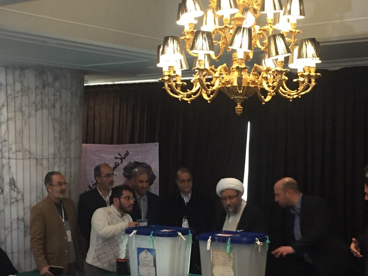 آیت&zwnj;الله آملی لاریجانی رأی خود را در صندق انداختند