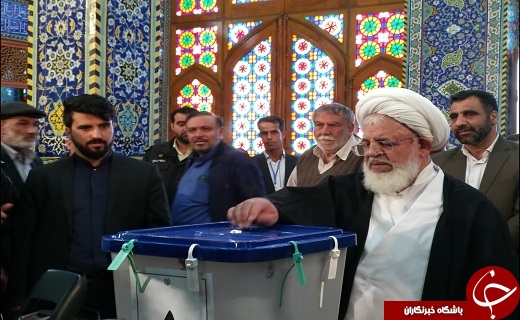 حضور مردم ارالعباده یزد در پای صندوق ها در آغازین ساعت رأی گیری به همراه تصاویر