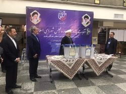 روحانی رأی خود را در صندوق انداخت