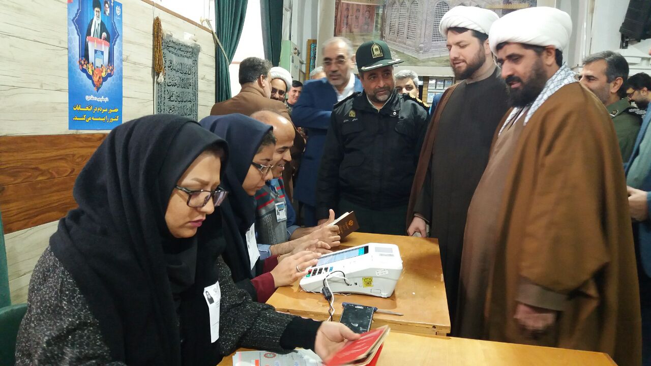حضور امام جمعه  سرخس و مسئولین در پای صندوق&zwnj;های رای