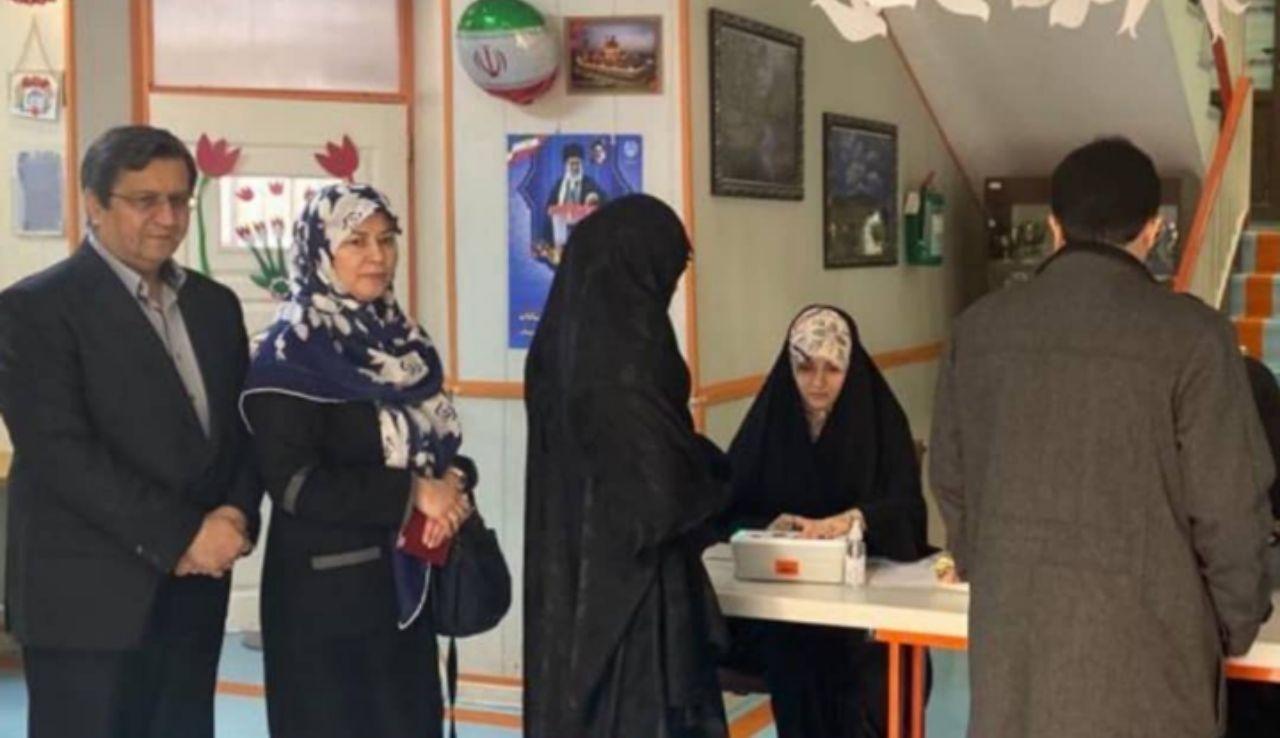 حضور رئیس کل بانک مرکزی پای صندوق رای