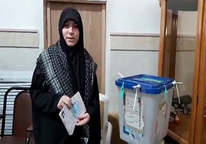 صحبت‌های همسر شهید مدافع حرم «حمیدرضا باب‌الخانی» پای صندوق رای + فیلم