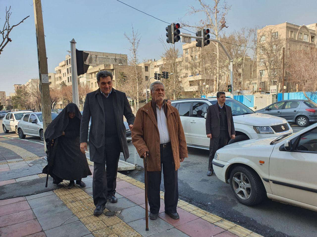شهردار تهران با حضور پدر و مادر همسرش در مسجدالنبی