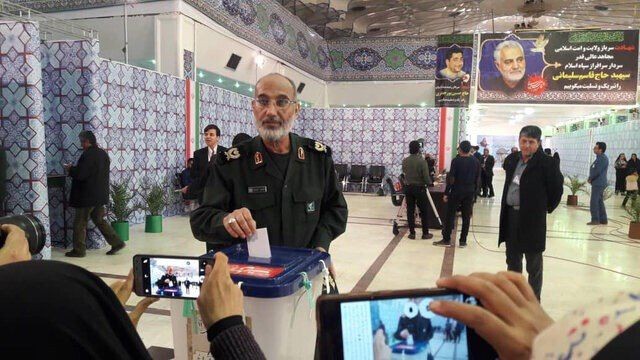 حضور گسترده مردم از ساعاتی قبل از شروع رای گیری در گلزار شهدای کرمان/ استقرار صندوق اخذ رای در بیمارستان&zwnj;ها و پادگان&zwnj;ها