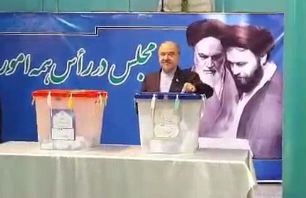 وزیر ورزش و جوانان رای خود را به صندوق انداخت