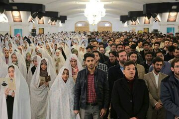 حضور عروس و دامادها پای صندوق های رای در حرم مطهر رضوی + تصاویر
