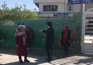 جلوگیری از اخذ رای شهروندان نور‌آبادی توسط یکی از نمایندگان کاندیدا + فیلم
