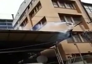 فردی که بخاطر گرفتن کبوتر دچار برق گرفتگی می شود! + فیلم