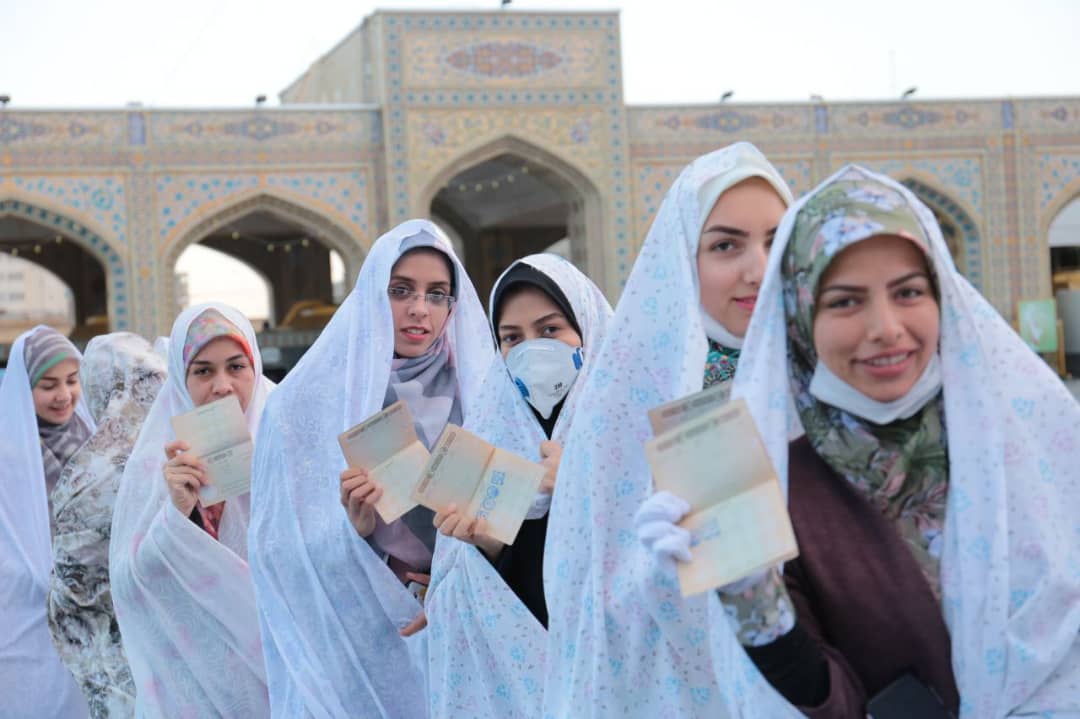 حضور عروس و دامادها پای صندوق های رای در حرم مطهر رضوی