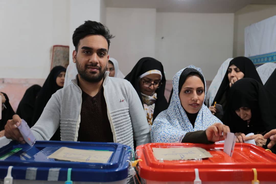 حضور عروس و دامادها پای صندوق های رای در حرم مطهر رضوی