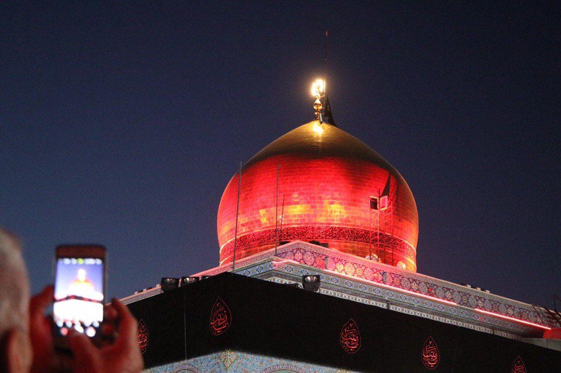 تعویض پرچم گنبد حضرت زینب (س)