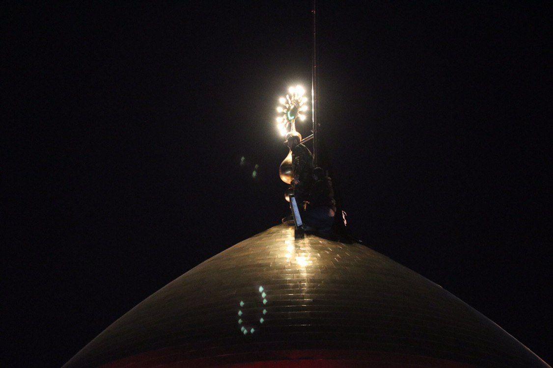 تعویض پرچم گنبد حضرت زینب (س)