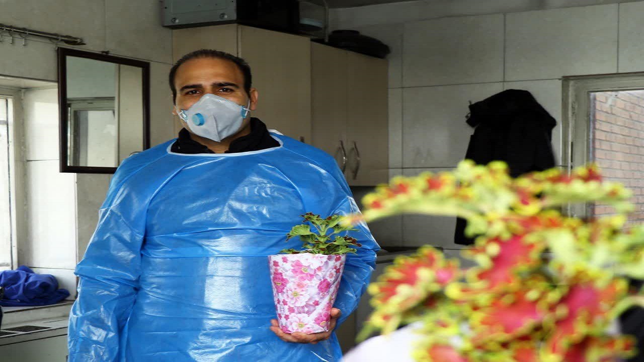 اهدای گلدان گل به پرستاران خط مقدم مبارزه با کرونا + تصاویر
