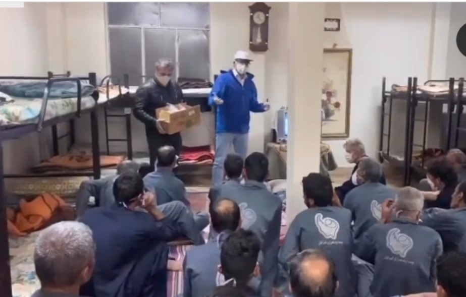 توزیع مواد ضدعفونی کننده در میان مردم بی سرپناه توسط قهرمانان کشتی+ تصاویر توزیع مواد ضدعفونی کننده در میان مردم بی سرپناه توسط قهرمانان کشتی+ تصاویر
