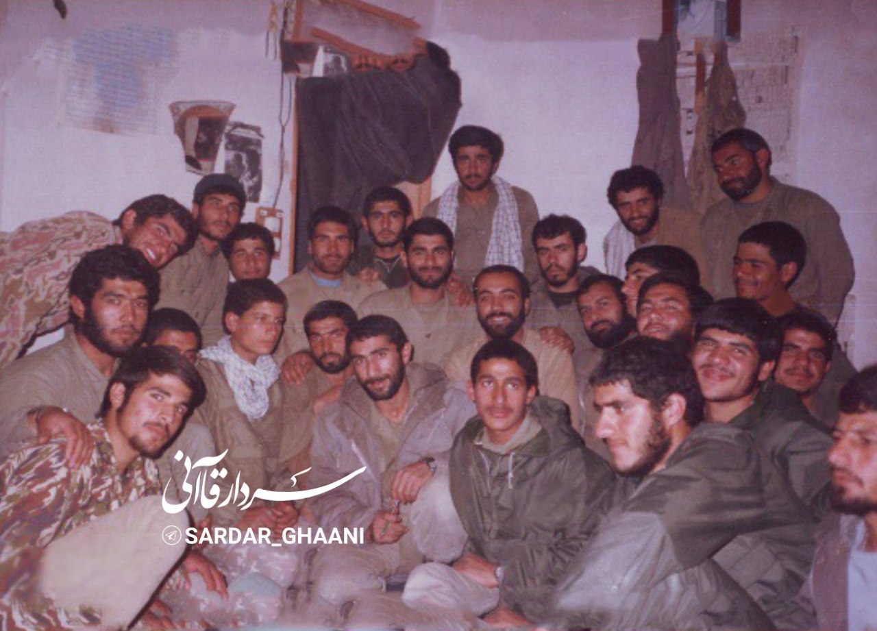 تصویر دیده نشده از سردار قاآنی در میان جمعی از شهدا