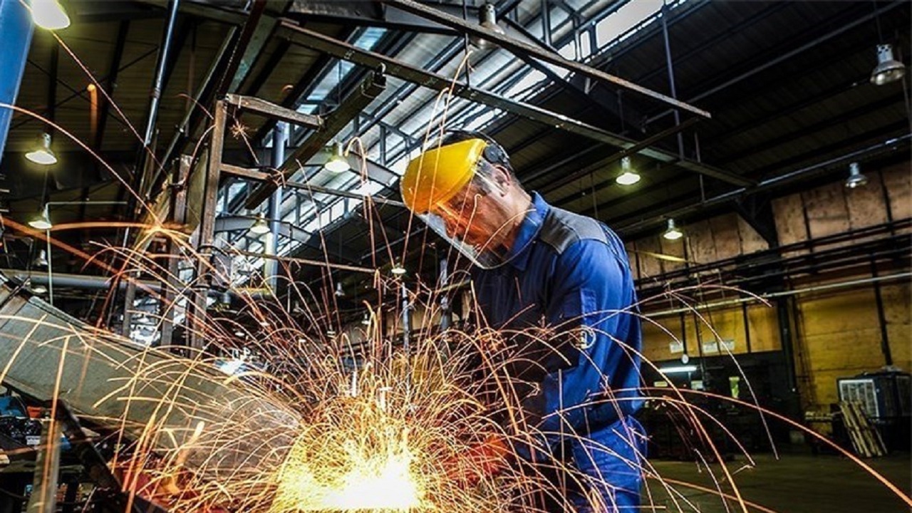 کارگران مشغول کارند/ کسب روزی حلال به قیمت جنگ با کرونا