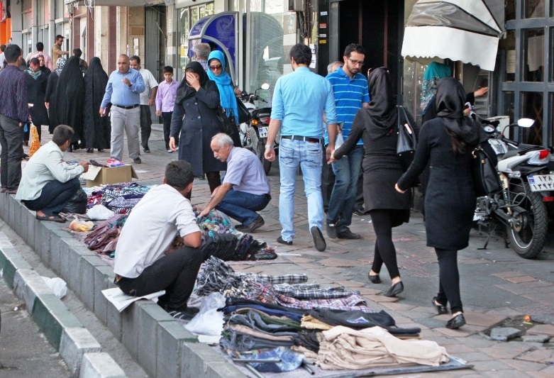 دستفروشی در حضور کرونا؛ جدی نگرفتن یا جبر؟