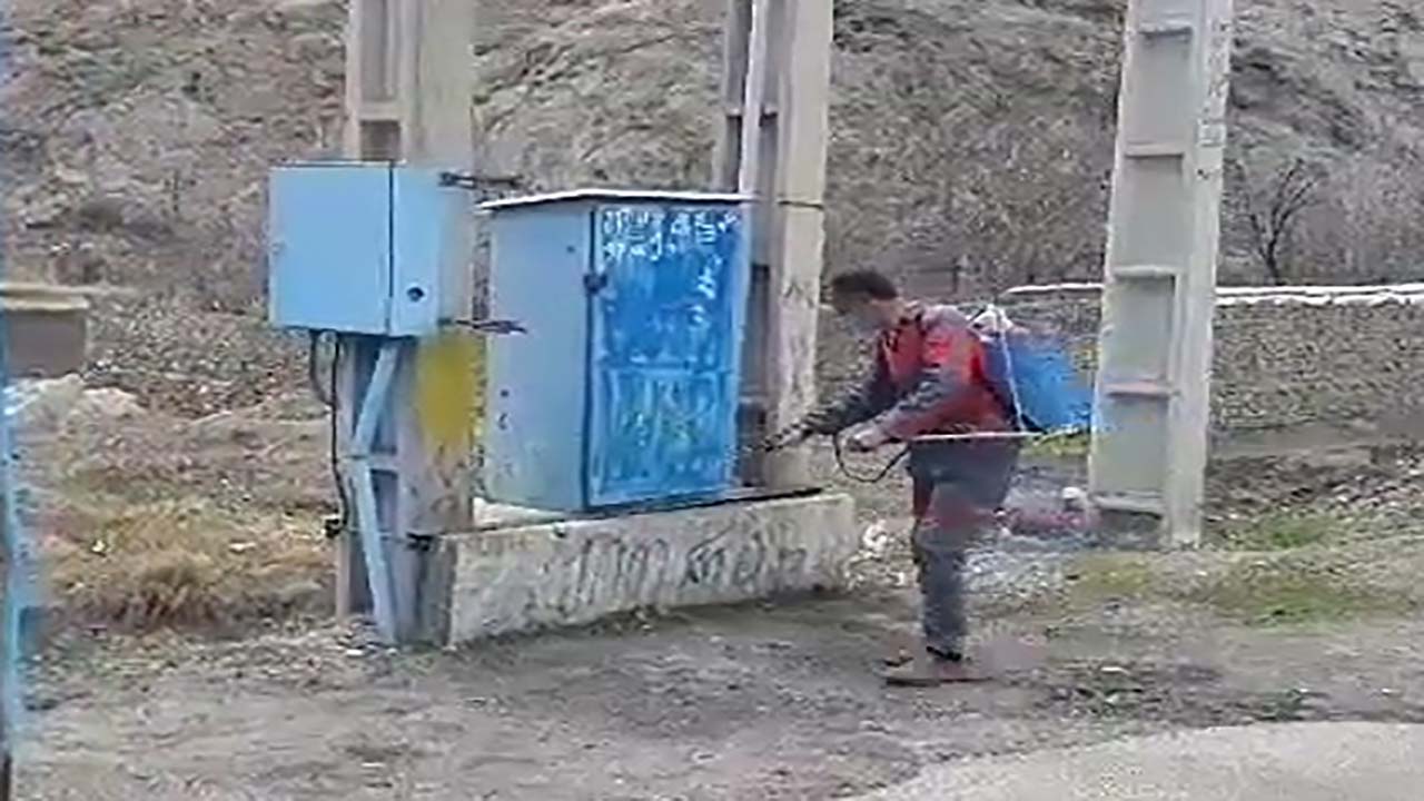 ضدعفونی کردن معابر در روستای طرزه + فیلم