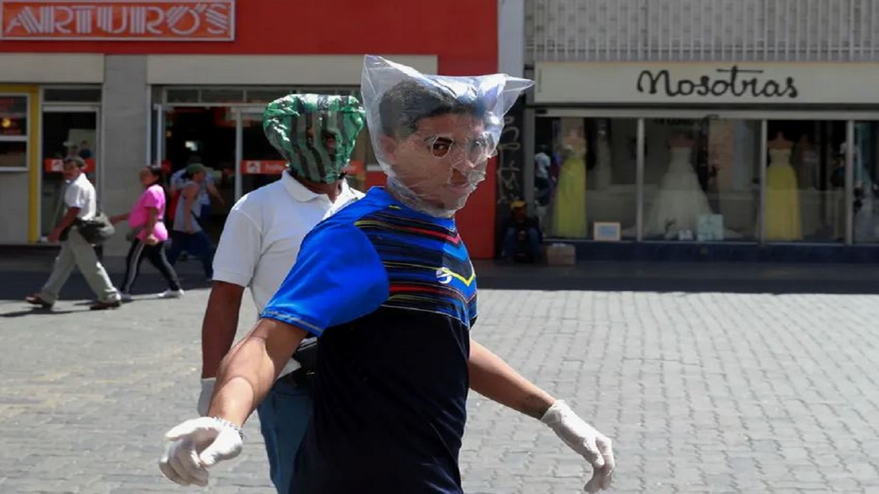 تصاویر روز: از احوالپرسی متفاوت جو بایدن و برنی سندرز تا برگزاری ماراتن در انگلیس علی‌رغم شیوع کرونا
