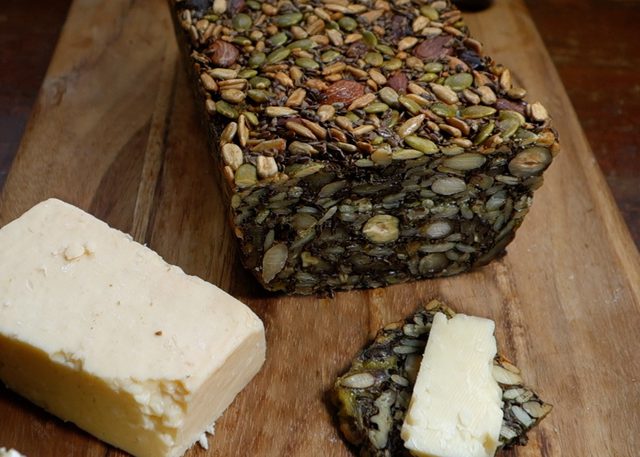 چگونه نان تخمه&zwnj;ای درست کنیم؟