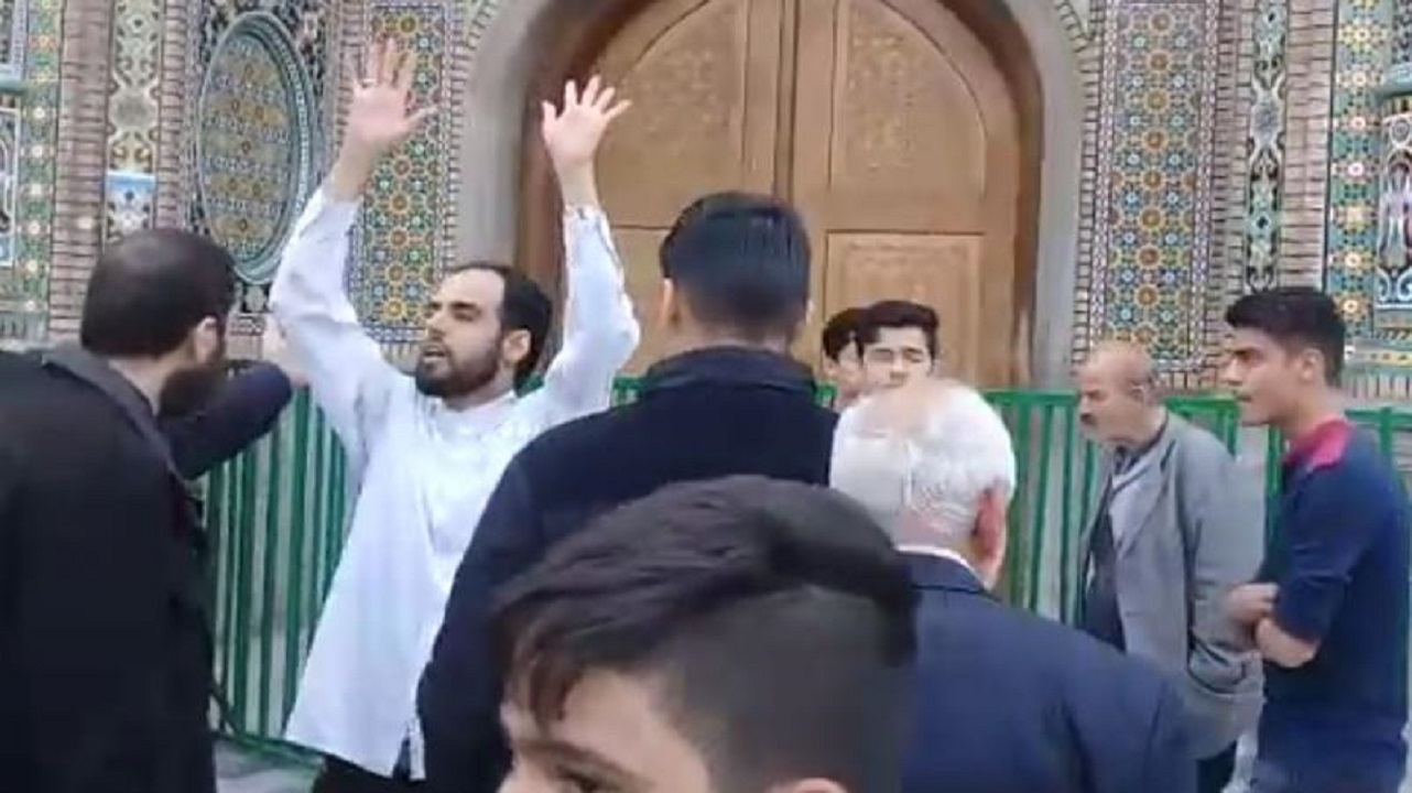 شیعه انگلیسی در لباس معترضین به بسته شدن در‌های حرم امام رضا (ع)