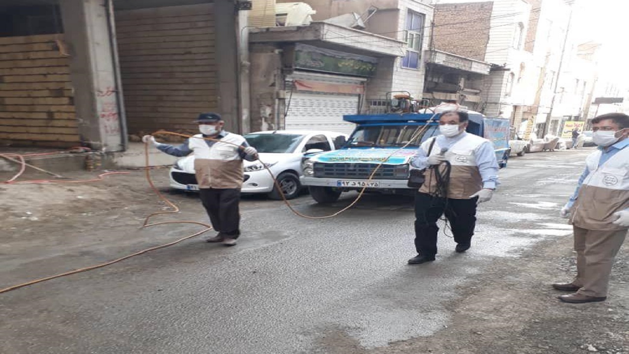 تصاویری از ضدعفونی کردن شهر توسط نیروهای جهادی در البرز