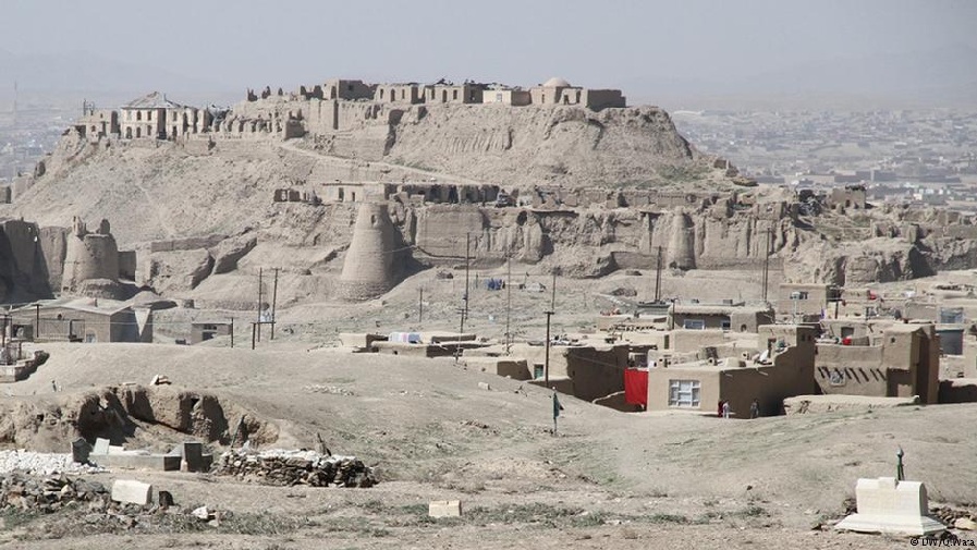 بخشی از «قلعه غزنین» فرور ریخت