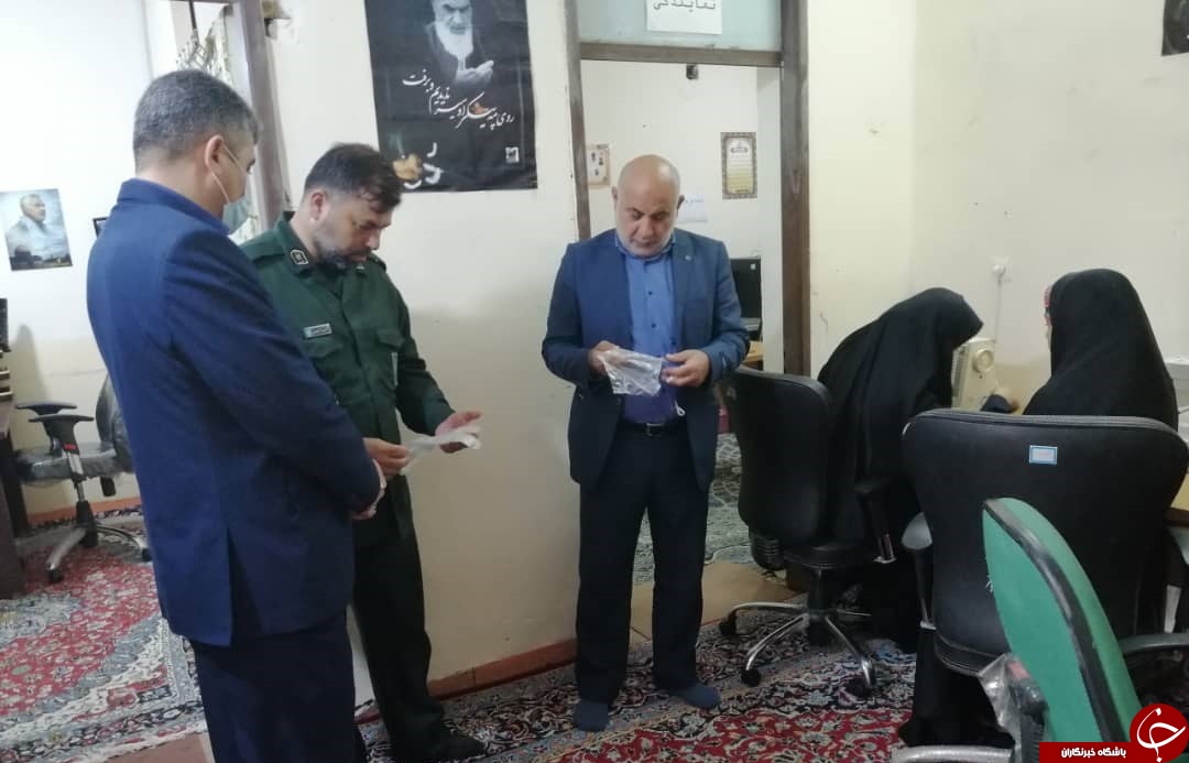 بانوان بسیجی شهر بستان برای تولید ماسک و دستکش آستین بالا زدند