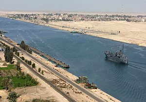 لحظه عبور یک کشتی باری غول پیکر از کانالی باریک + فیلم