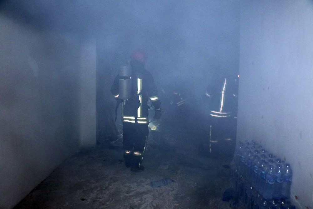 نجات چهار نفر از جمله یک خانم باردار از میان شعلههای آتش و دود در مشهد نجات چهار نفر از جمله یک خانم باردار از میان شعلههای آتش و دود در مشهد