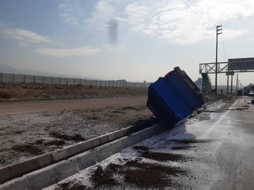 واژگونی نیسان حامل گالن&zwnj;های مواد رنگرزی در خاوران/ مصدومیت راننده ۳۵ ساله در حادثه