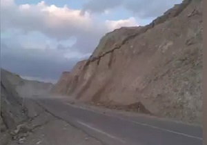 فرار لحظه آخری پراید از ریزش مرگبار کوه + فیلم