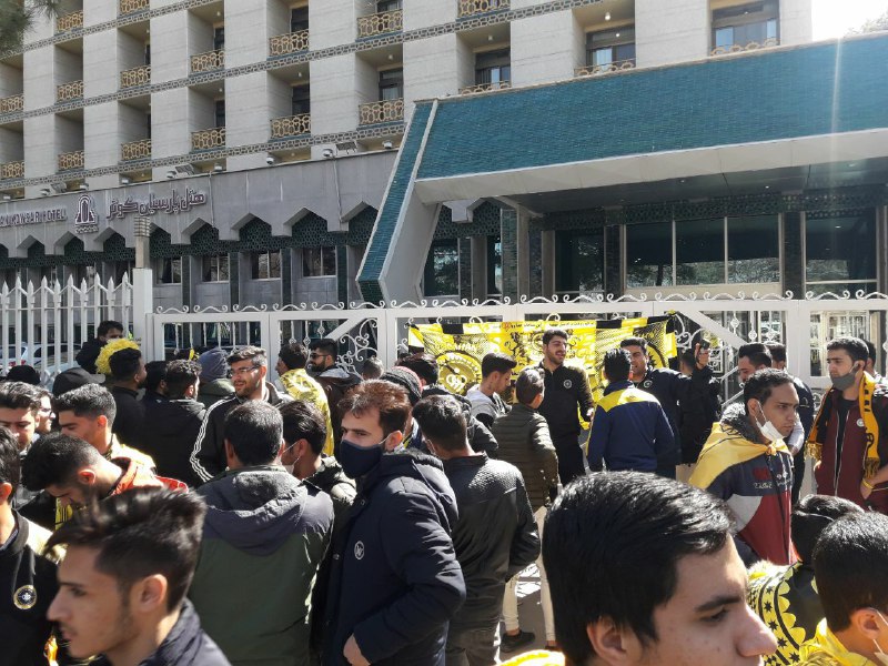 حضور هواداران سپاهان در هتل محل اقامت طلایی پوشان