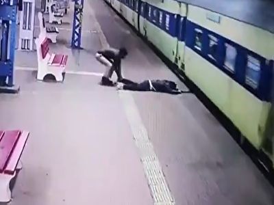 زنده ماندن معجزه آسای یک مرد پس از افتادن به زیر مترو + فیلم
