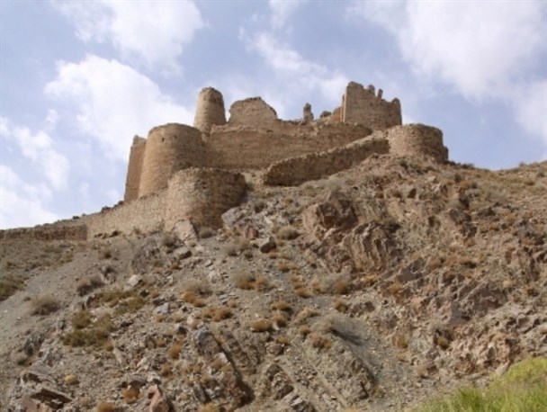 قلعه شگفت انگیز سارو که در آن آب سربالایی می&zwnj;رفته! + تصاویر
