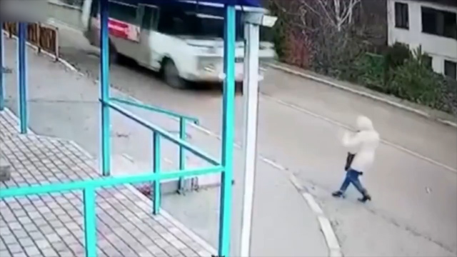 برهم خوردن تعادل دختر جوان و عبور لاستیک اتوبوس از کنار صورتش + فیلم