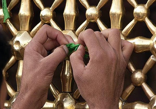 امامزاده &laquo;پیرعمر&raquo; خلوتگاه معنوی مسافران نوروزی