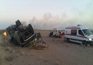 امدادرسانی به دو مصدوم واژگونی کامیون در محور مهریز به انار