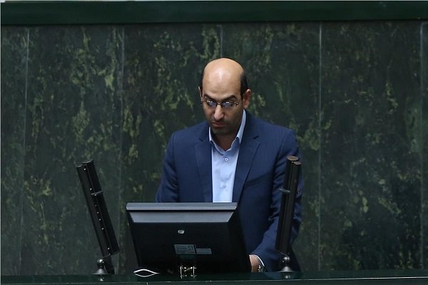 کشور را باید بدون وابستگی به نفت خام اداره کنیم