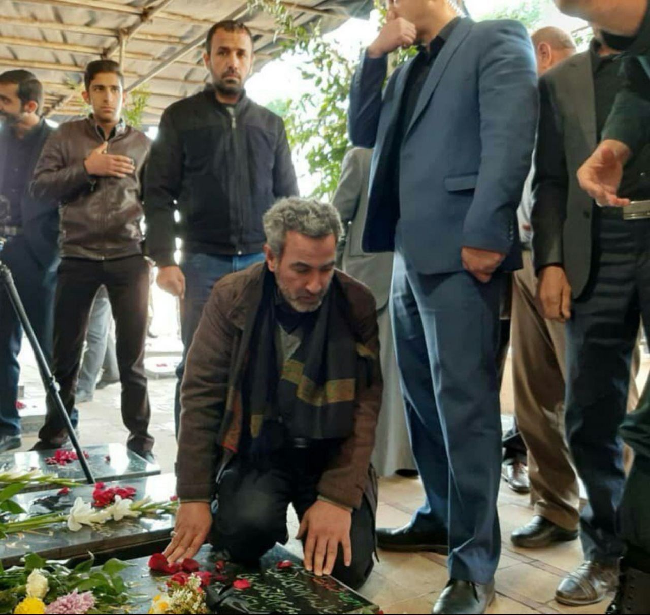 تصویری از جانشین شهید ابومهدی المهندس بر سر مزار سردار دلها