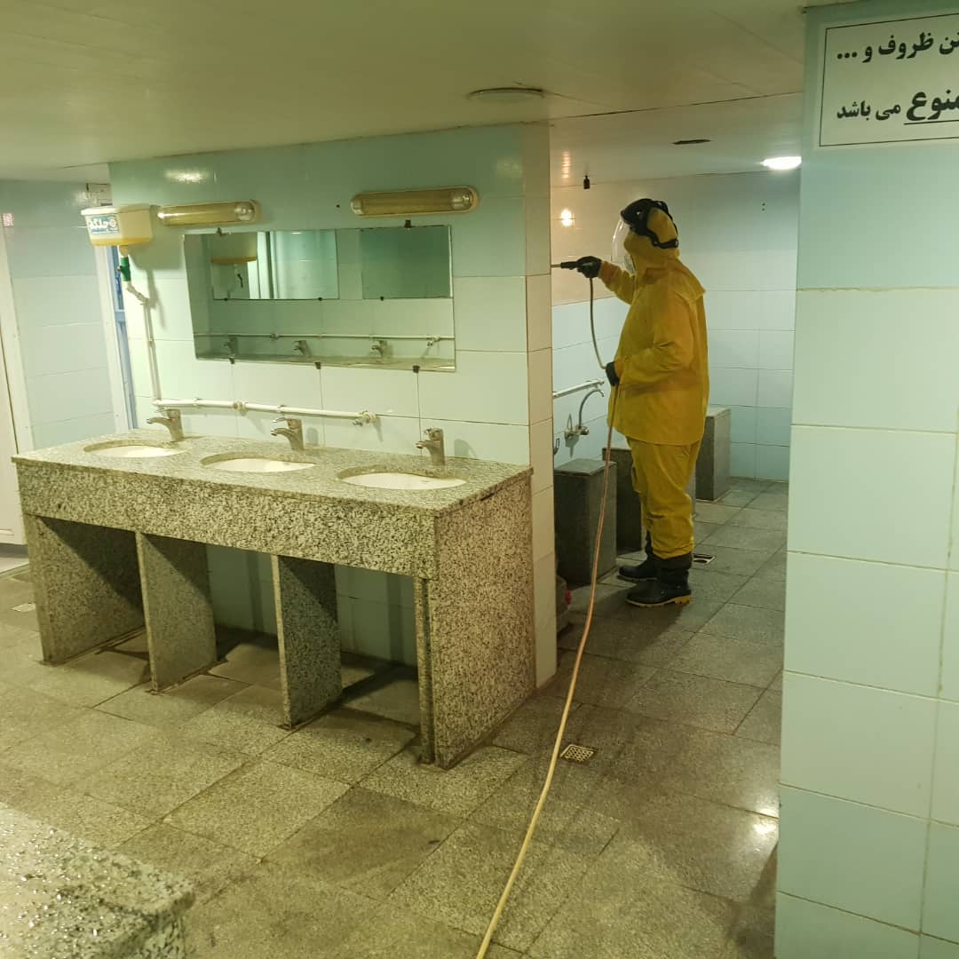گندزدایی مستمر ۵۴ باب سرویس بهداشتی سطح شهر برای مقابله با ویروس کرونا